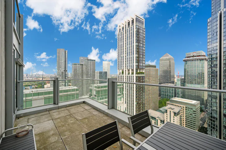 Flat Pan Peninsula Square in Greater London