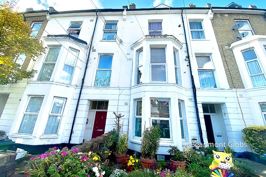 Flat Vicarage Park in Greater London