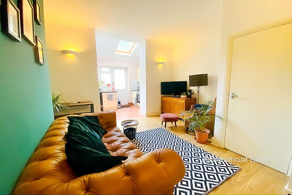 Flat Vicarage Park in Greater London