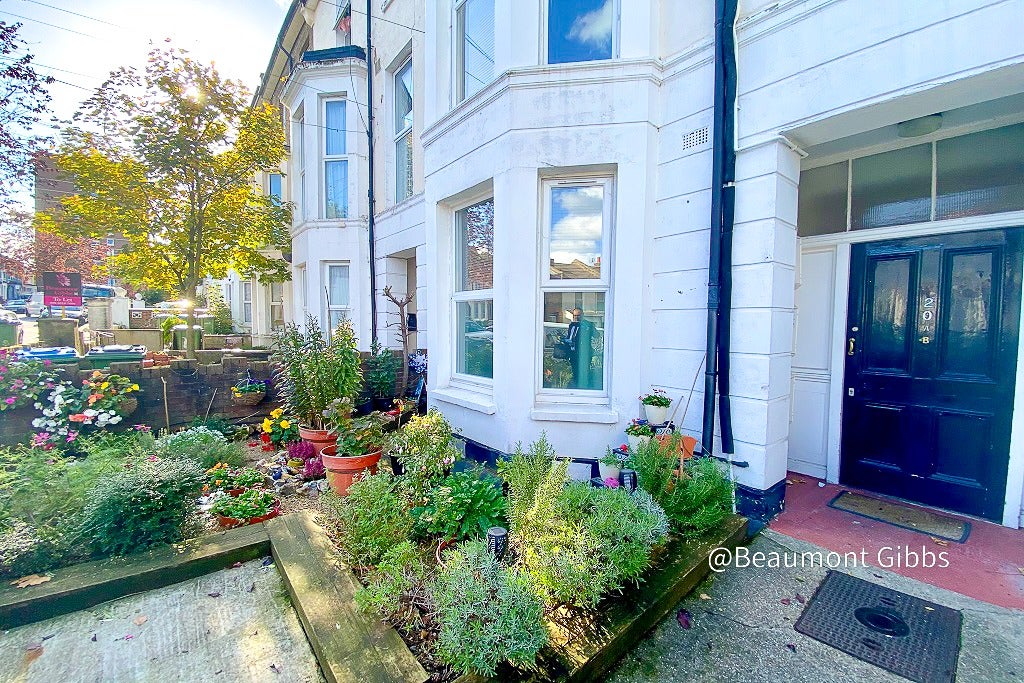 Flat Vicarage Park in Greater London