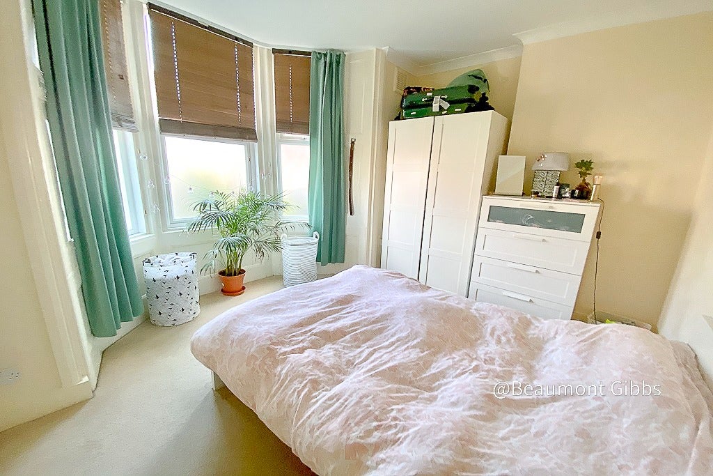 Flat Vicarage Park in Greater London