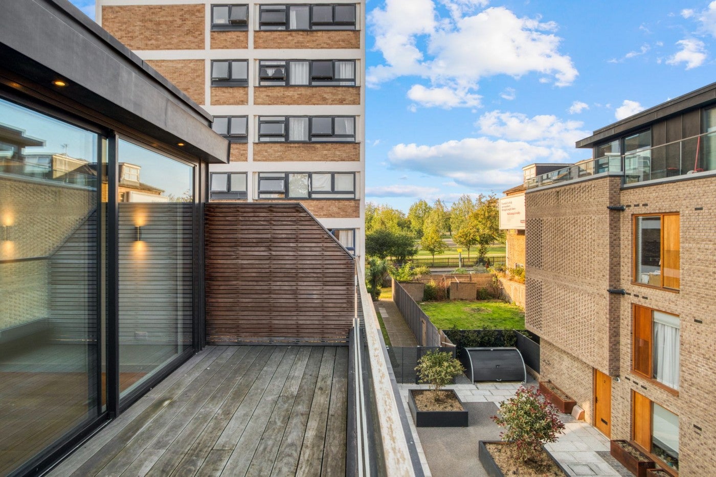 House Queen's Drive in Greater London