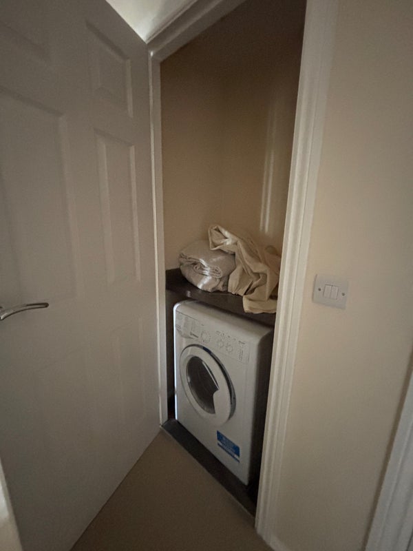 Room Arneil Drive in City of Edinburgh