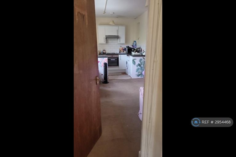 Room Friern Barnet Road in Greater London