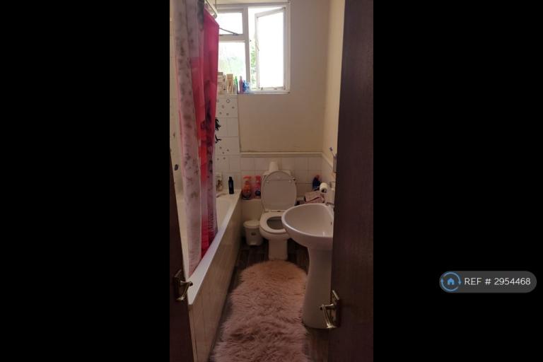 Room Friern Barnet Road in Greater London