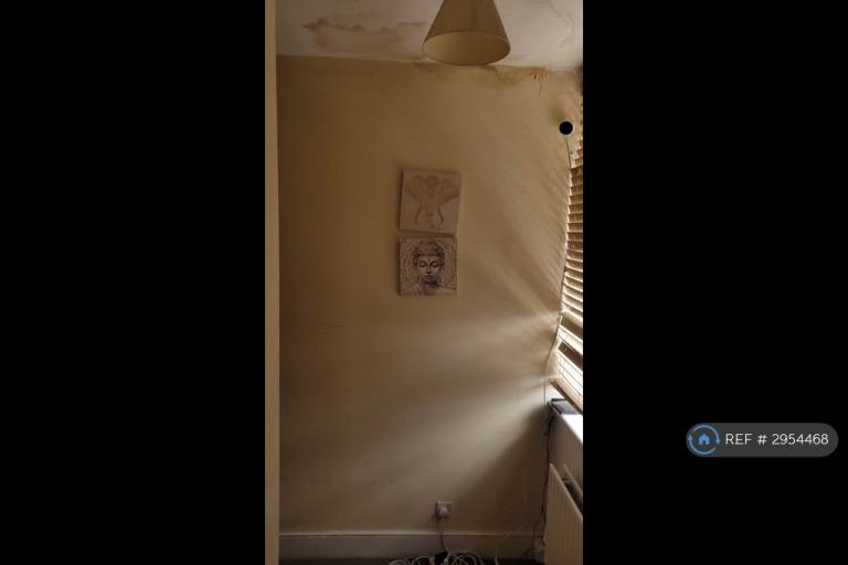Room Friern Barnet Road in Greater London
