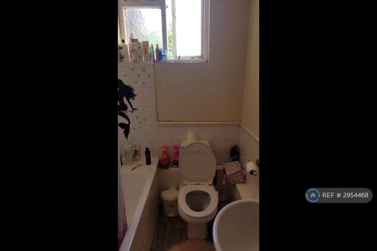 Room Friern Barnet Road in Greater London