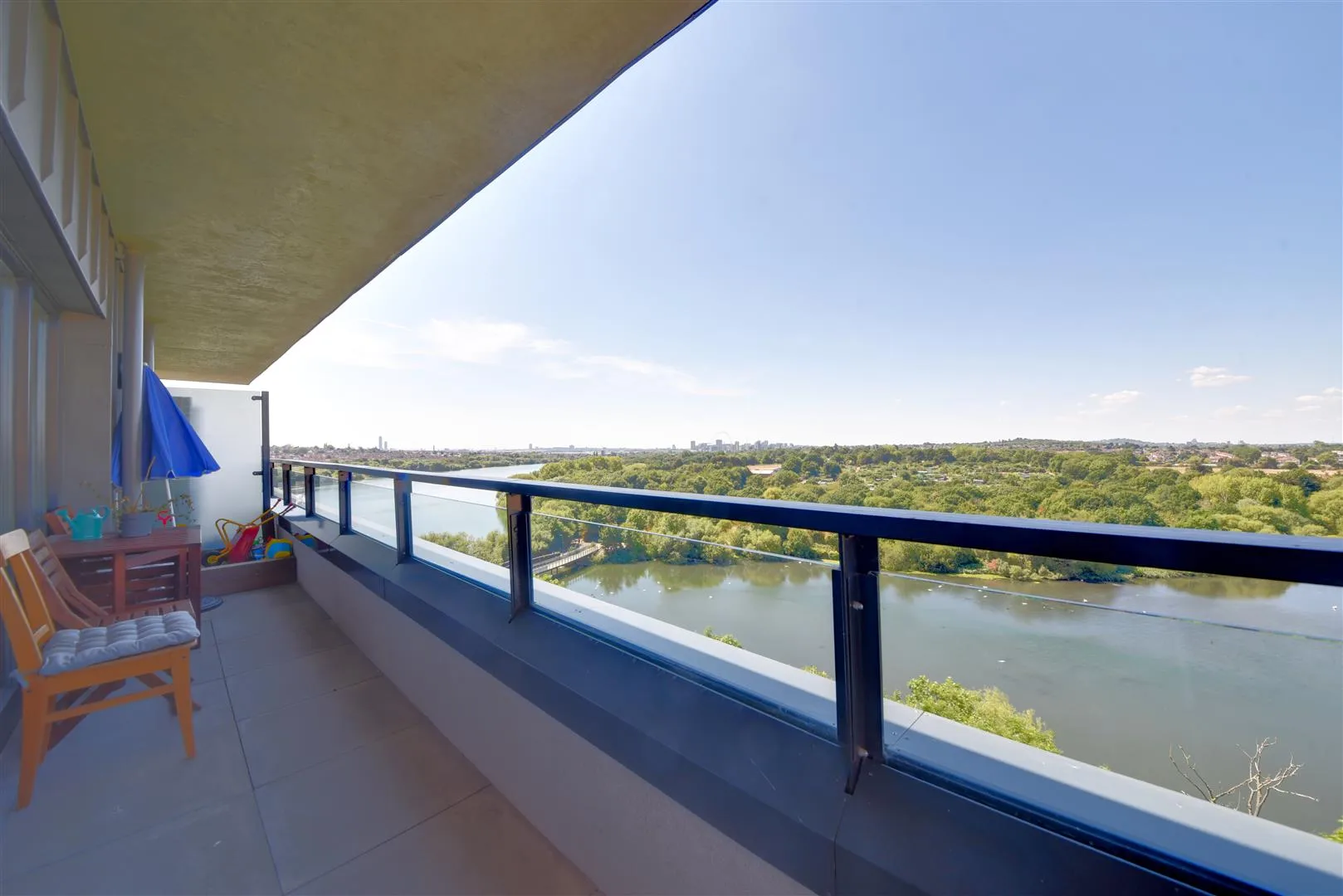 Flat Shearwater Drive in Greater London