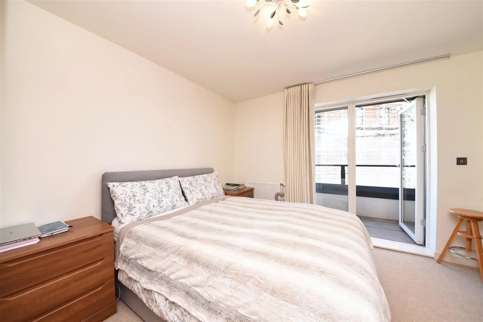 Flat Shearwater Drive in Greater London
