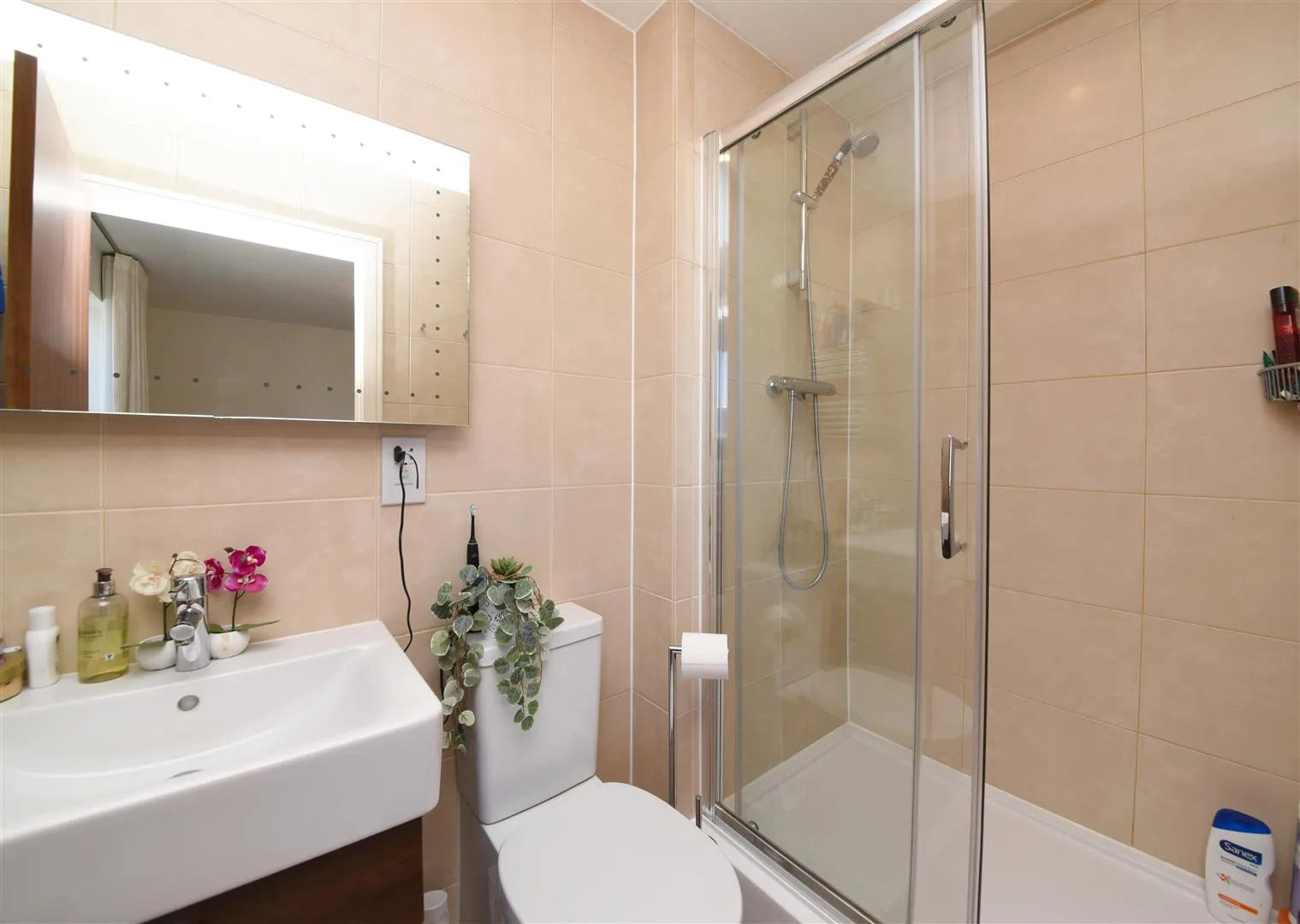 Flat Shearwater Drive in Greater London