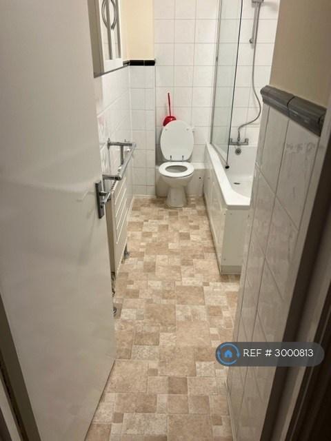 Flat Ravenscroft Avenue in Greater London