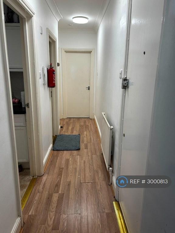 Flat Ravenscroft Avenue in Greater London
