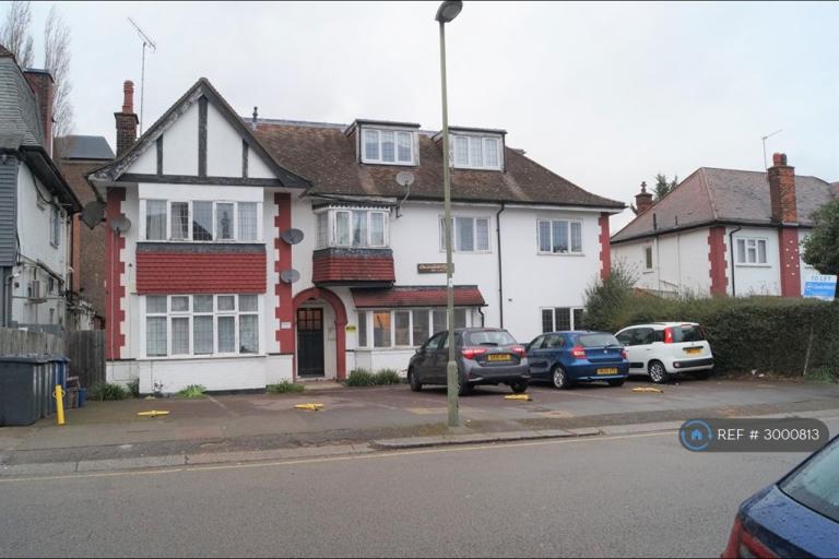 Flat Ravenscroft Avenue in Greater London