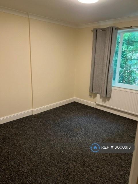 Flat Ravenscroft Avenue in Greater London