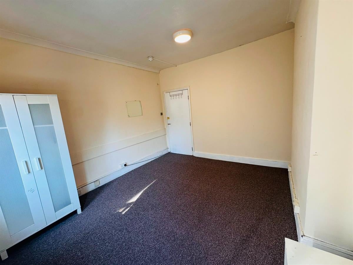 Room Romford Road in Greater London