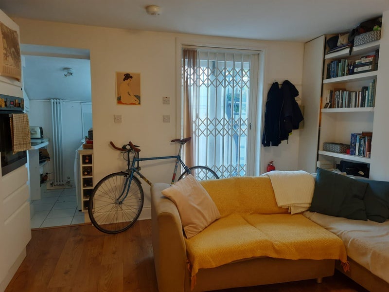 Flat Barnsbury Road in Greater London