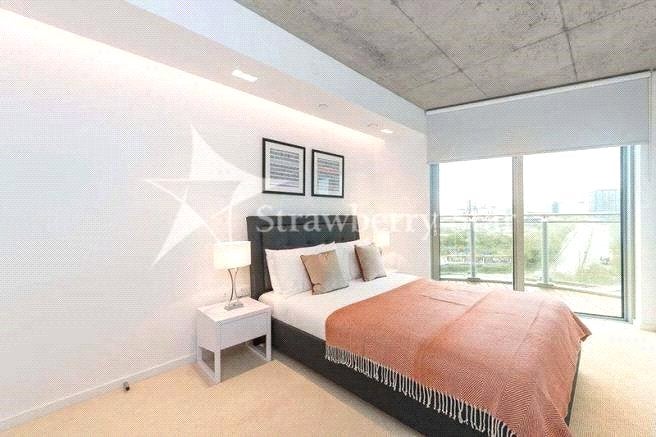 Flat Silvertown Way in Greater London