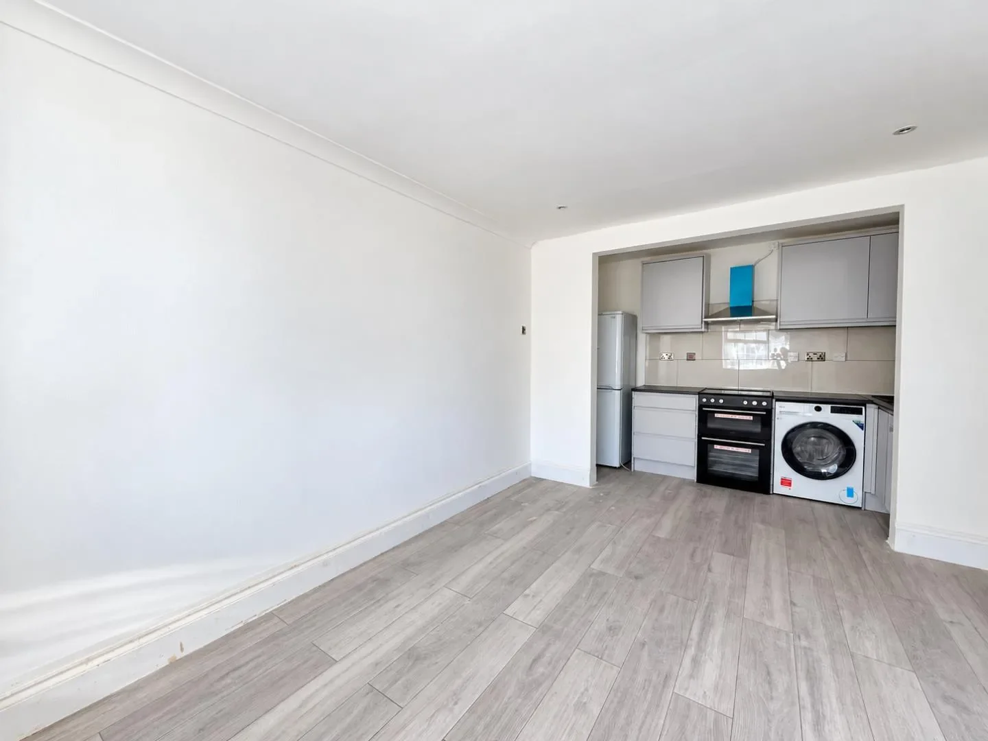 Flat Highfield Road in Greater London