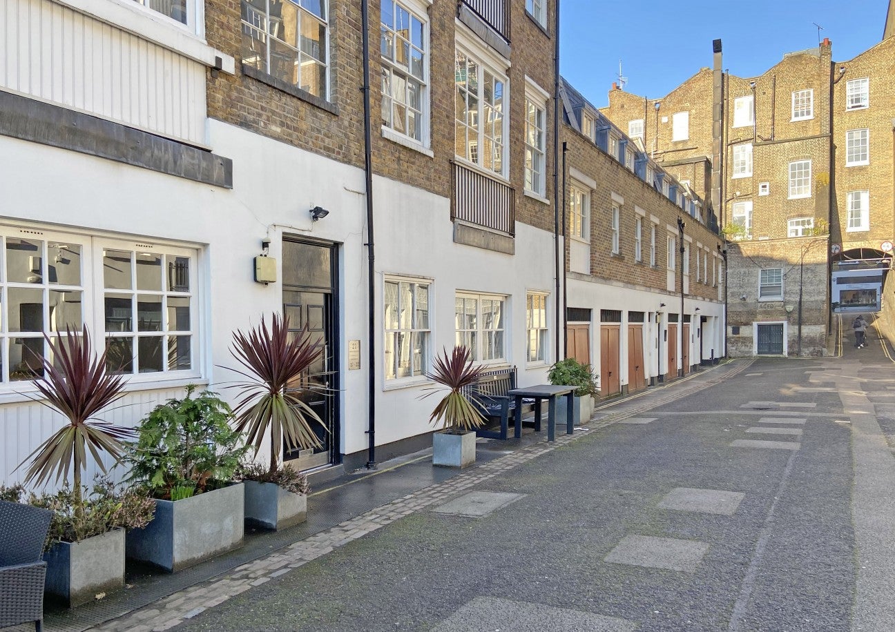 Flat Brook Mews North in City of Westminster