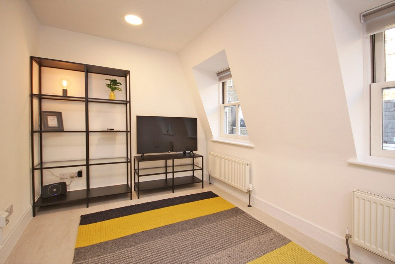 Flat Brook Mews North in City of Westminster