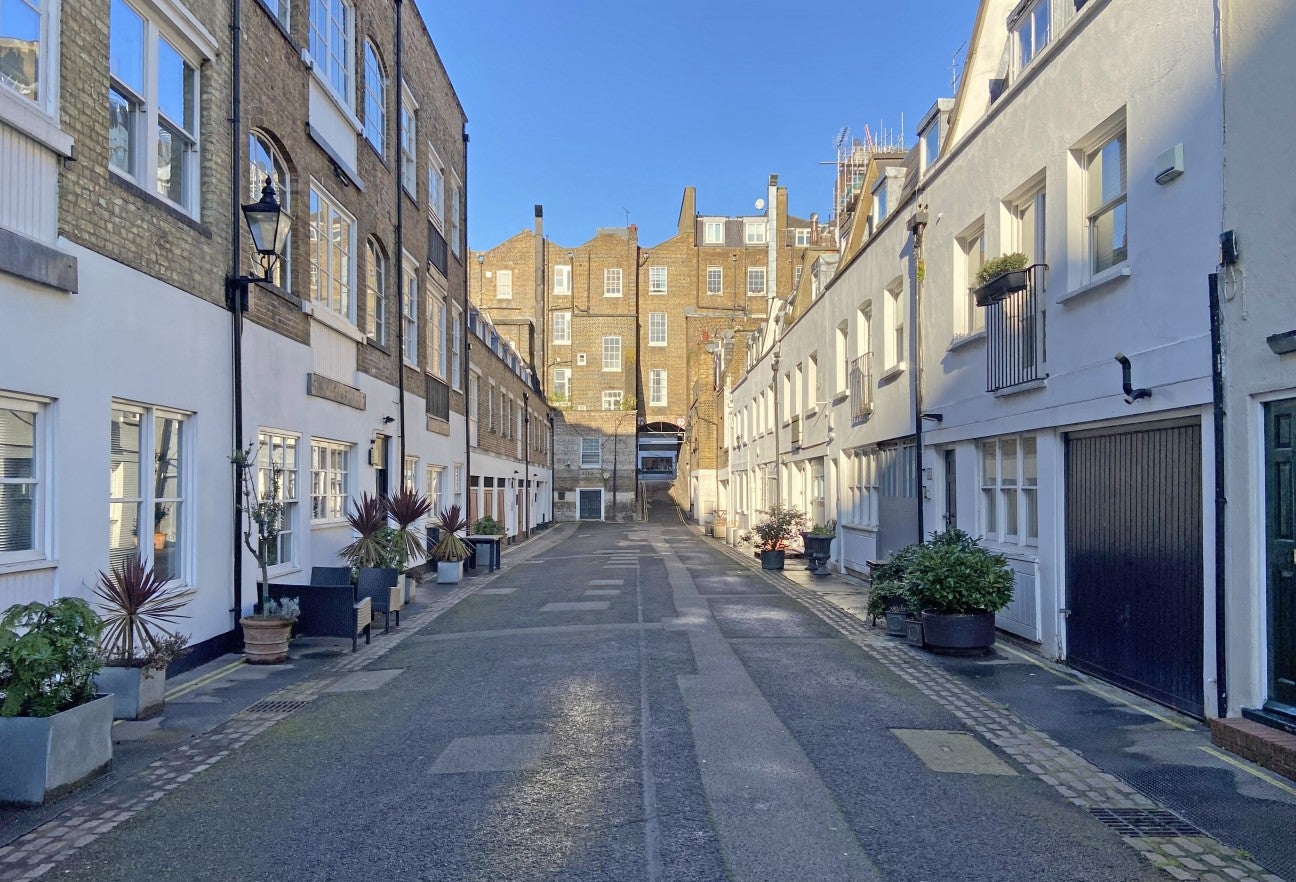 Flat Brook Mews North in City of Westminster