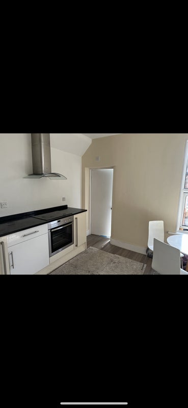 Room Burges Road in Greater London