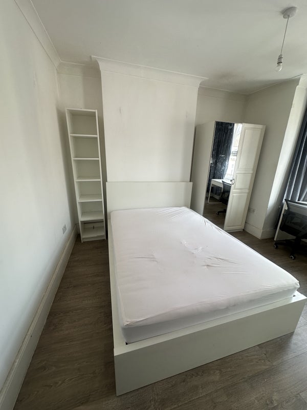 Room Burges Road in Greater London