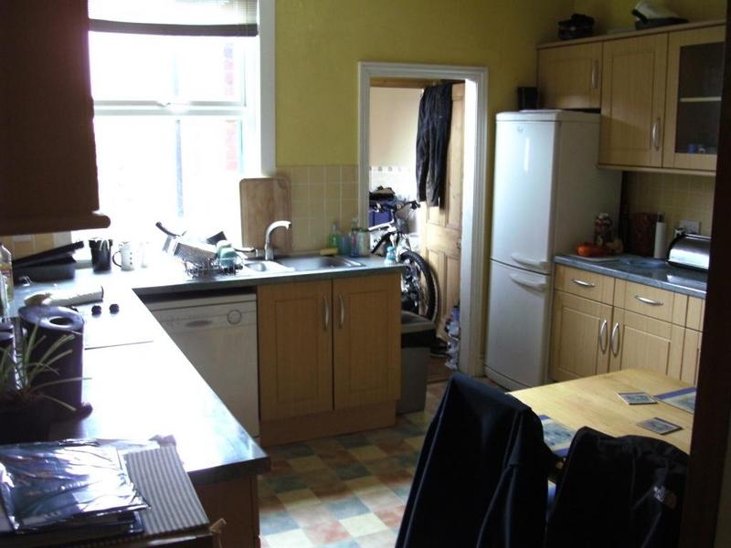 Room Hunter Hill Road in Sheffield