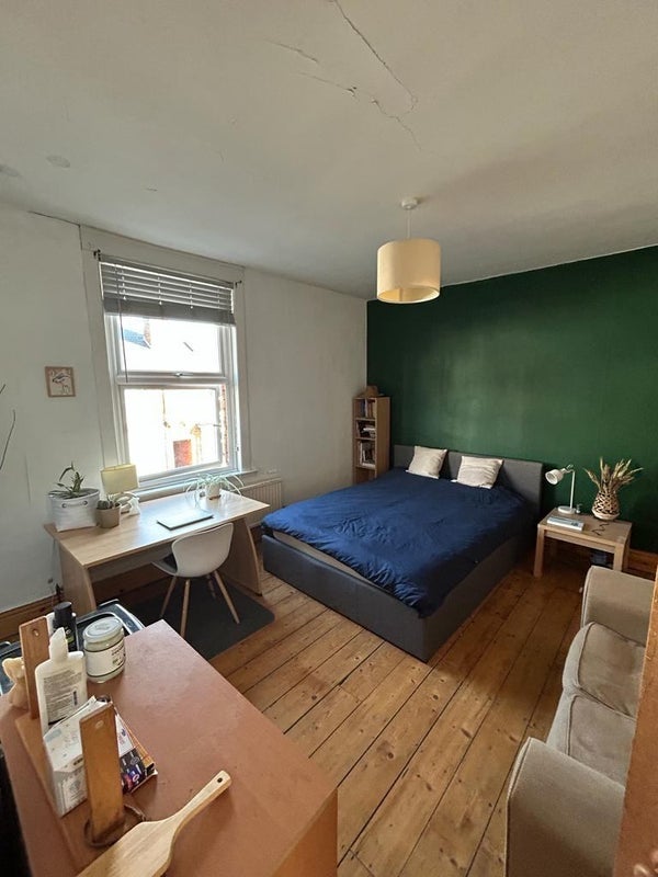 Room Hunter Hill Road in Sheffield