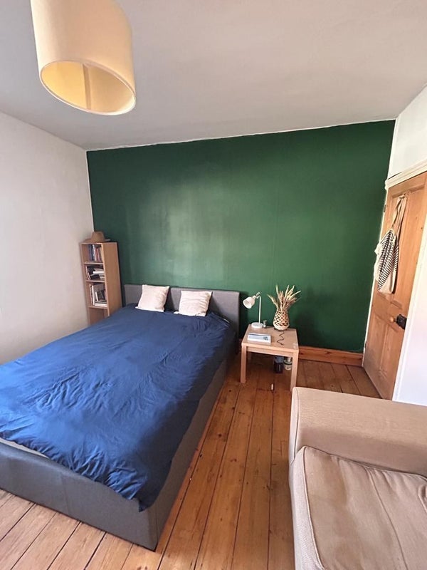 Room Hunter Hill Road in Sheffield