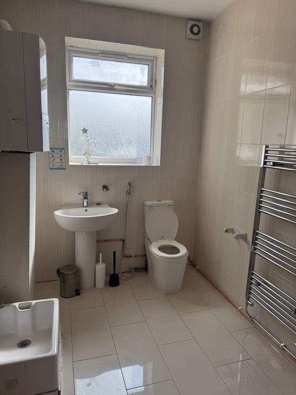 Room Kempton Road in Greater London