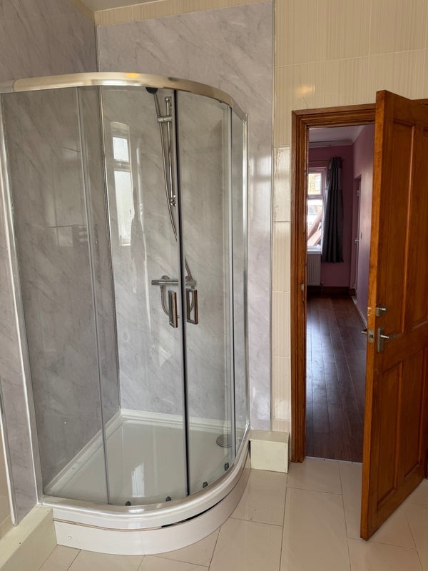 Room Kempton Road in Greater London