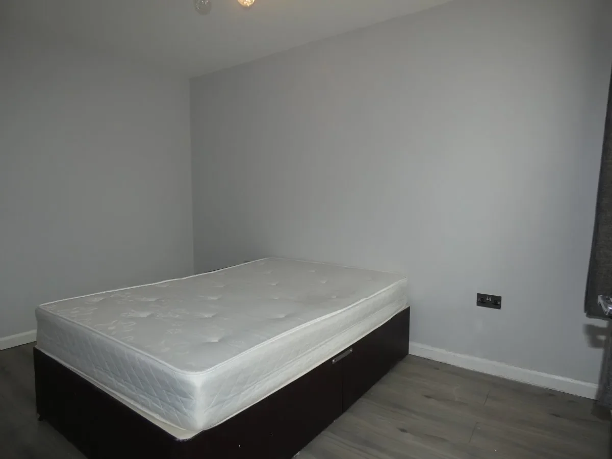 Flat Greenford Avenue in Greater London