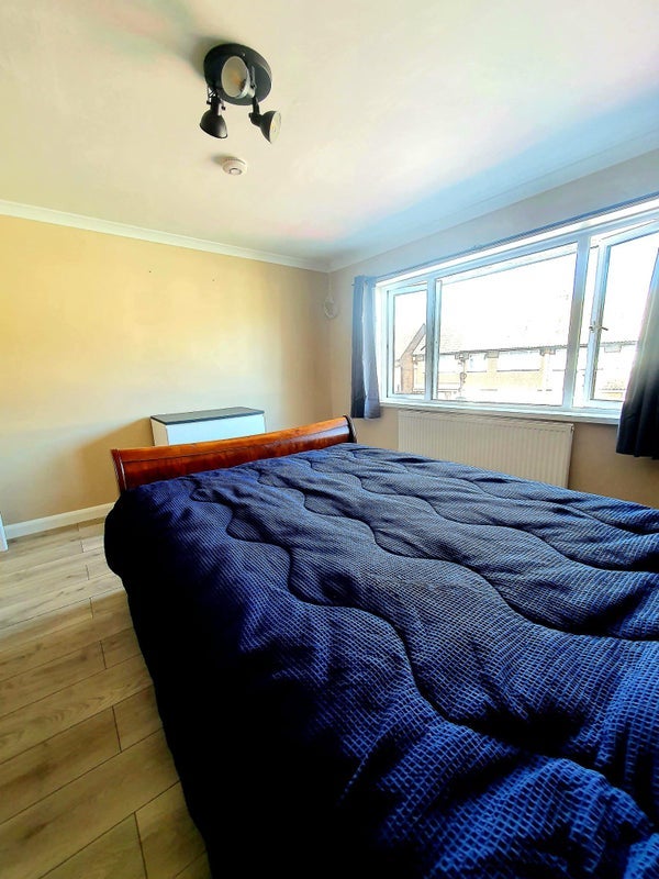Room Mallard Drive in Slough