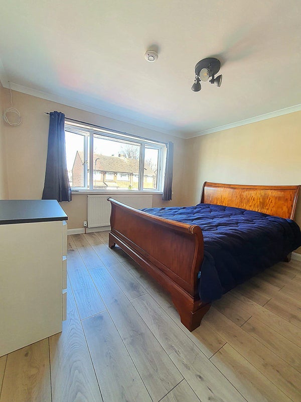 Room Mallard Drive in Slough