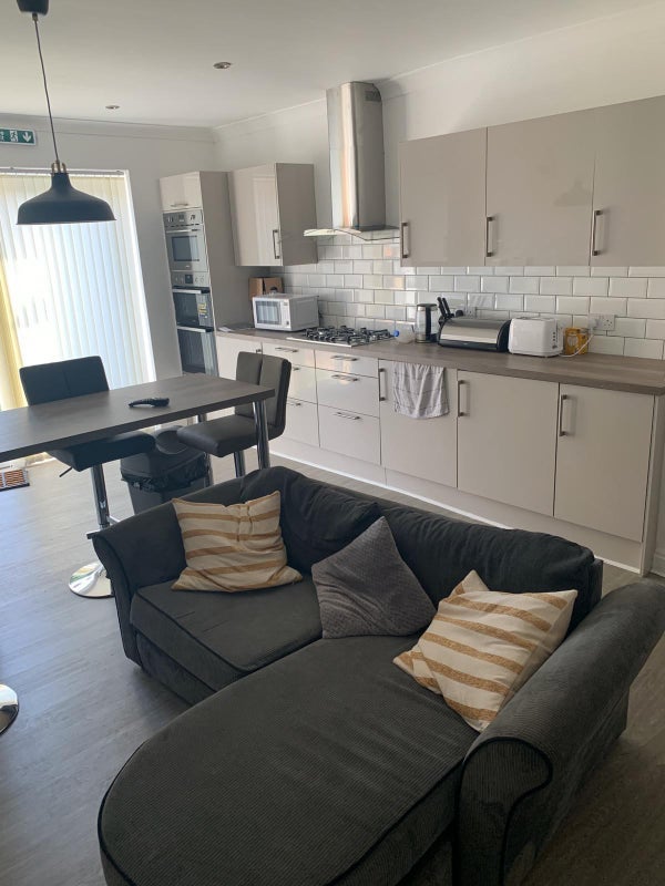 Room Haryngton Avenue in Warrington