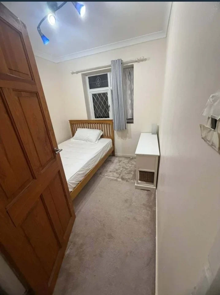Room Boxmoor Road in Greater London