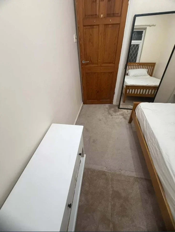 Room Boxmoor Road in Greater London