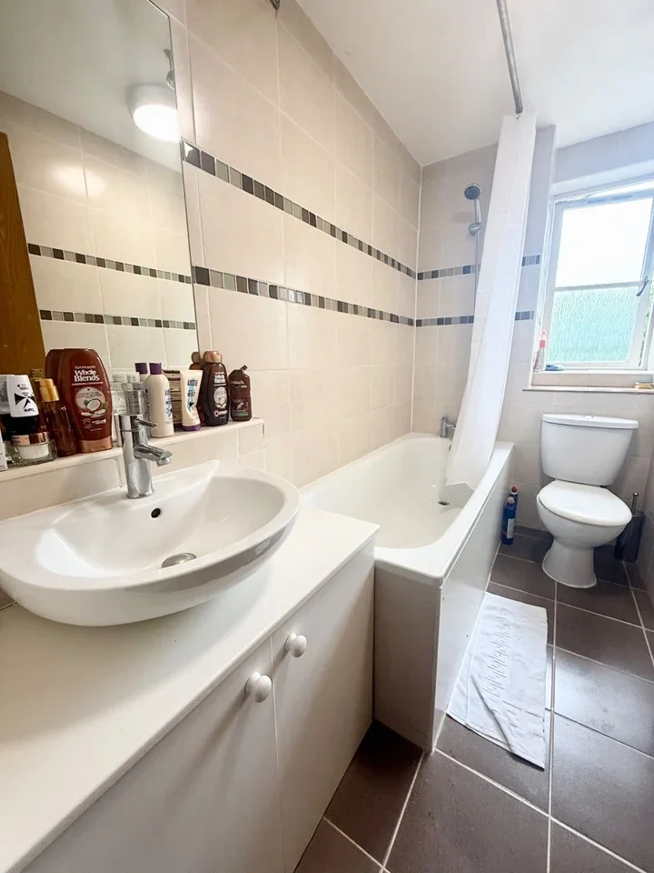 Flat Brompton Park Crescent in Greater London