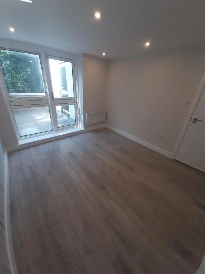 Flat Minster Road in Greater London