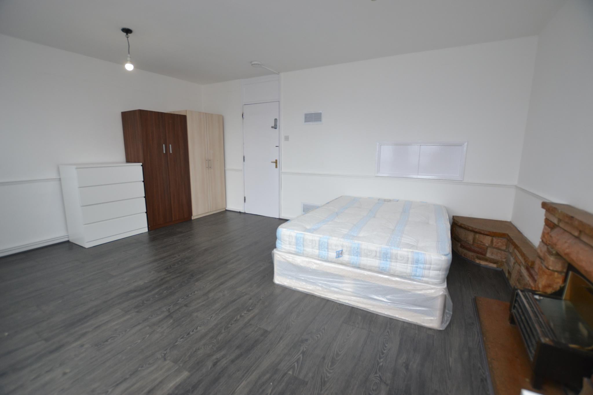 Flat Ronald Street in Greater London