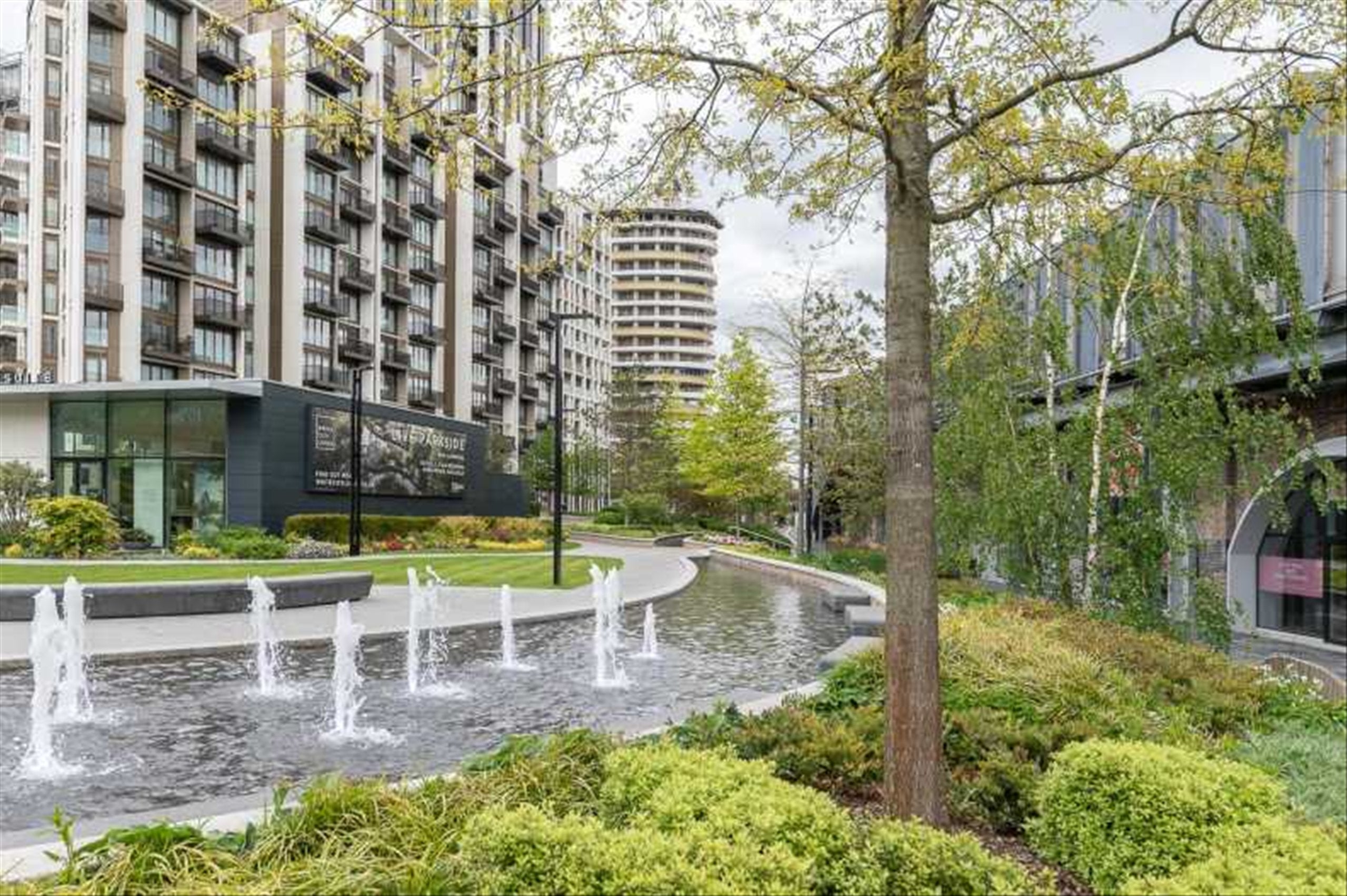 Flat Fountain Park Way in Greater London