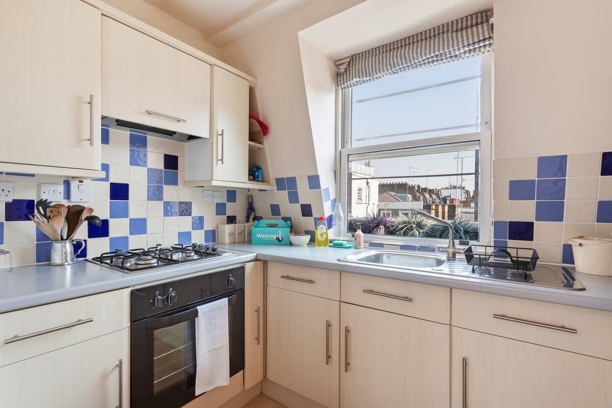 Flat Warwick Way in City of Westminster