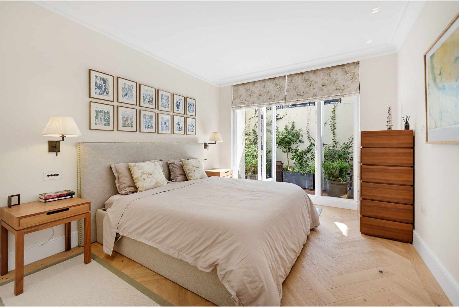 Flat Holbein Mews in Greater London