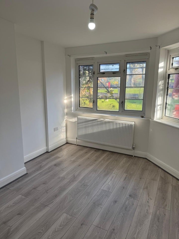 Flat Arundel Drive in Greater London