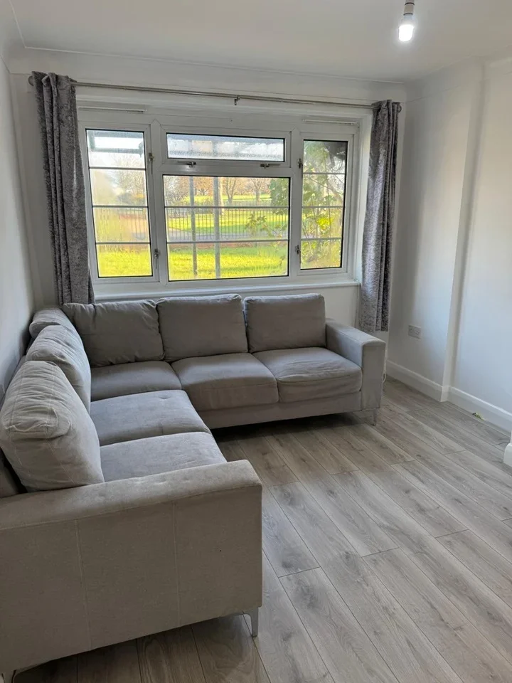 Flat Arundel Drive in Greater London