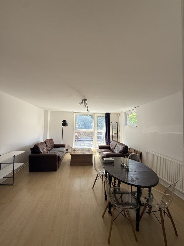 Room Prince of Wales Road in Greater London
