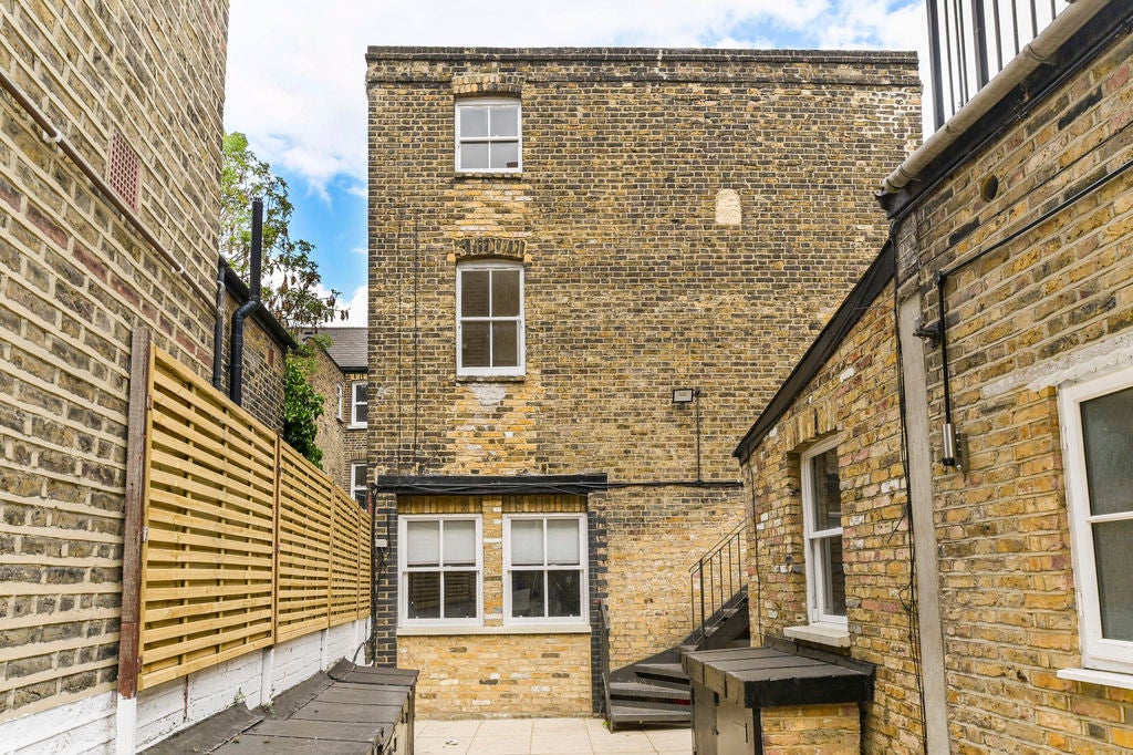Flat Bullen Street in Greater London