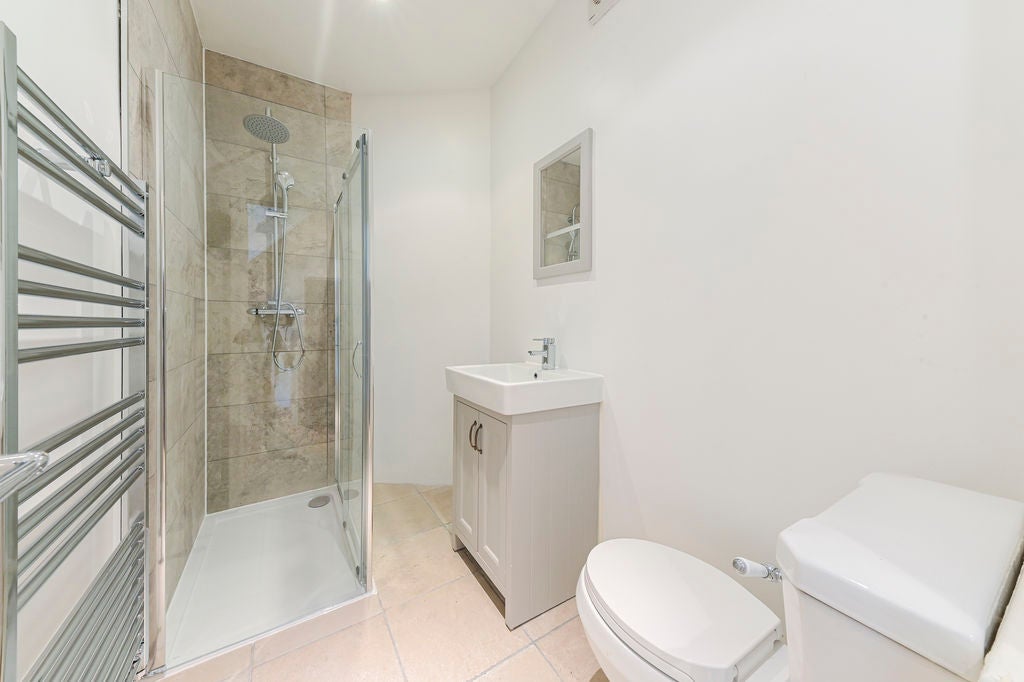 Flat Bullen Street in Greater London