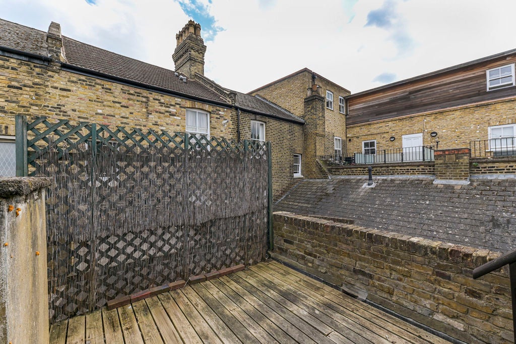 Flat Bullen Street in Greater London